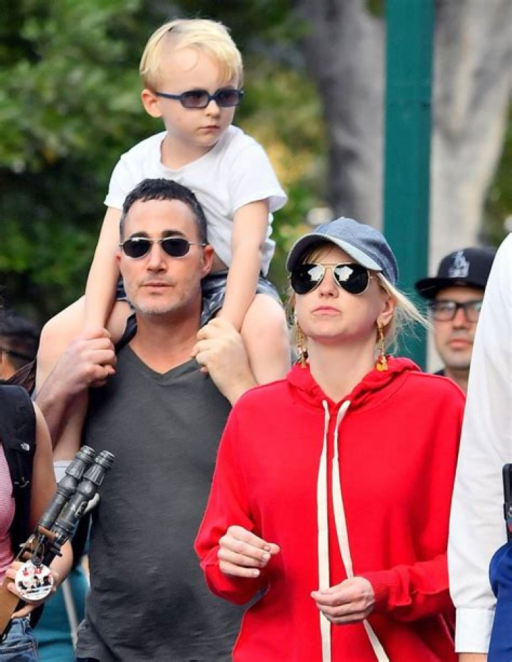 Anna Faris engaged to Michael Barrett! Anna’s engagement, ex-husband, son, net worth Anna Faris engaged to Michael Barrett! Anna’s engagement, ex-husband, son, net worth