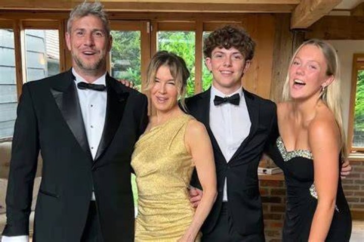 Ant Anstead with his two kids and a ex-wife