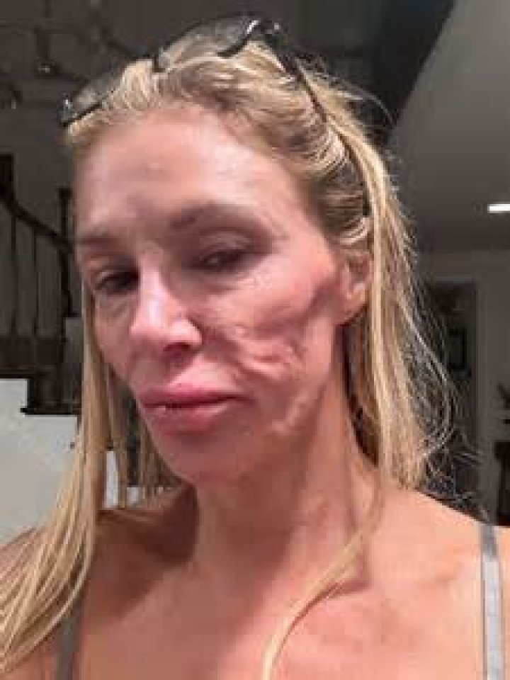 Brandi flaunting her Body physics through mirror selfie. Know more about Brandi height, net worth, wedding, husband, father, Instagram, Twitter, mother, age, siblings and many more