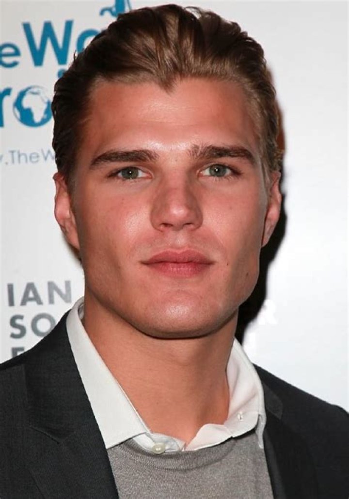 Chris Zylka Bio (Wiki) 