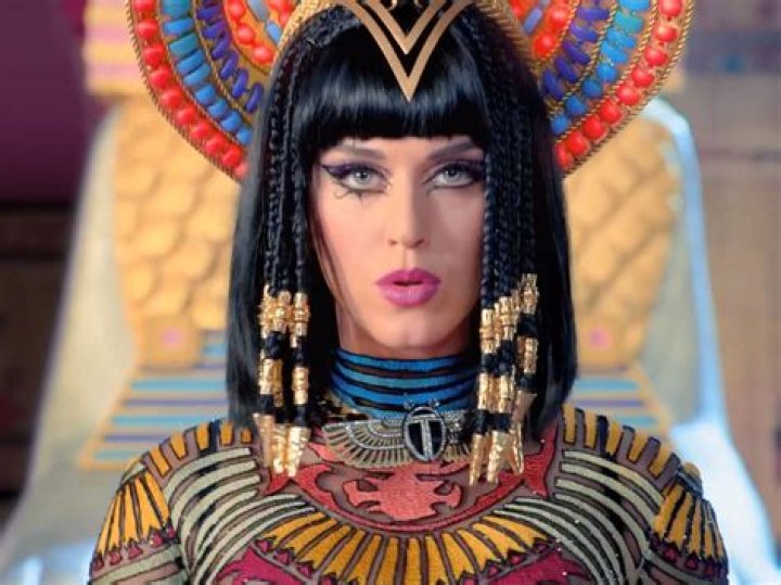  Dark Horse Singer Katy Perry and her Fiance, Orlando Bloom Got Engaged on 2017's Valentine Day