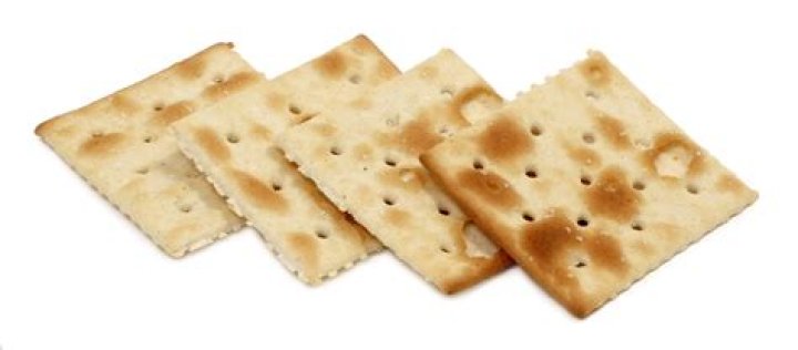 Does saltine crackers have yeast?