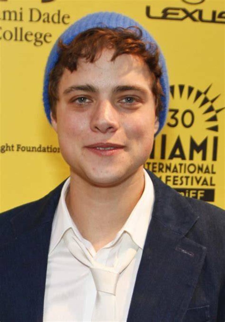Douglas Smith Bio (Wiki) 