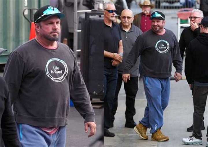 Garth Brooks posting wearing "Sanders" on Instagram.