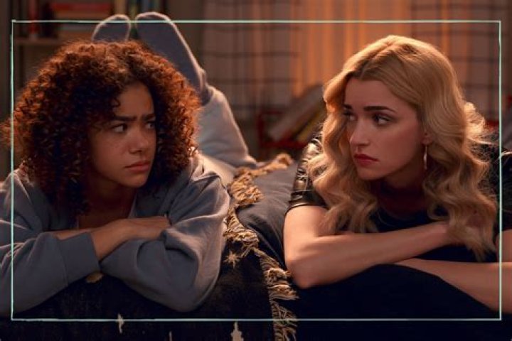 GINNY & GEORGIA (L to R) ANTONIA GENTRY as GINNY and BRIANNE HOWEY as GEORGIA in episode 101 of GINNY & GEORGIA Cr. COURTESY OF NETFLIX © 2020 GINNY & GEORGIA (L to R) ANTONIA GENTRY as GINNY and BRIANNE HOWEY as GEORGIA in episode 101 of GINNY & GEORGIA Cr. COURTESY OF NETFLIX © 2020