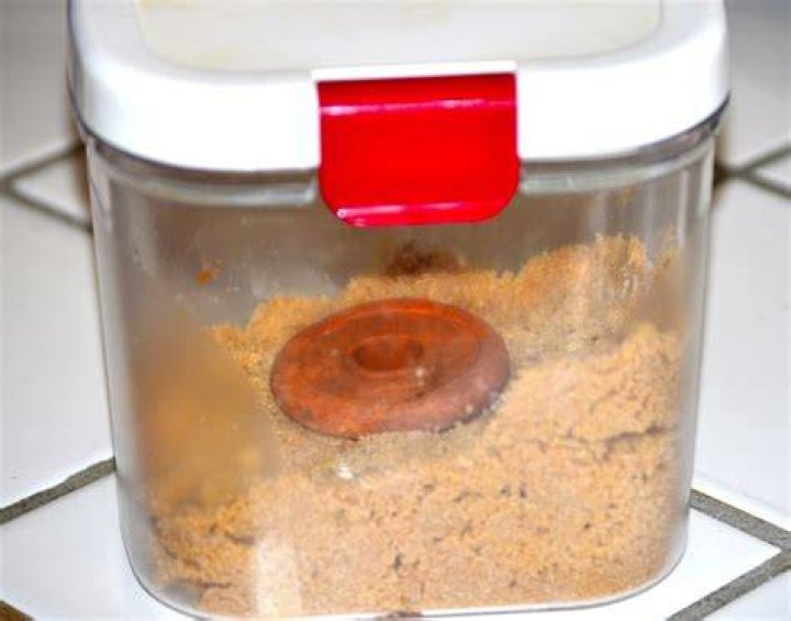 How do you use brown sugar in a terracotta disk?