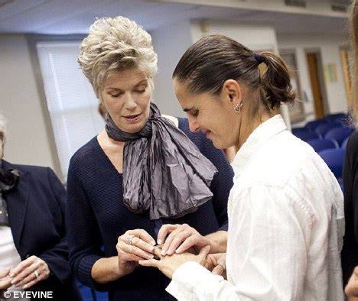 Is Kelly Mcgillis lesbian?