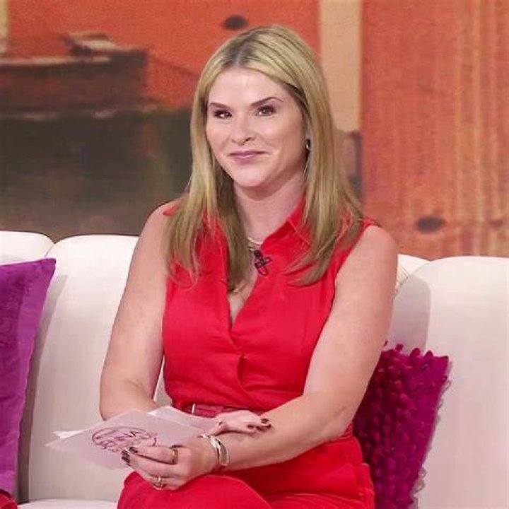 Jenna Bush Hager posing like Taylor Swift and her cat