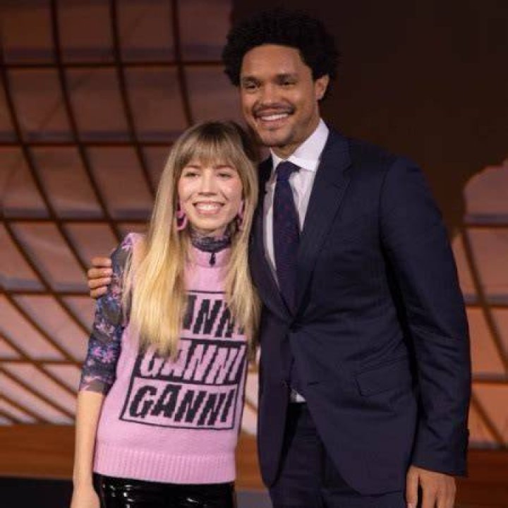Jennette McCurdy with the comedian Trevor Noah.