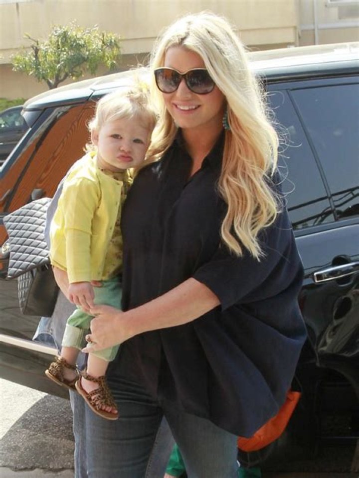 Jessica Simpson steps out in comfortable-looking maternity wear: cute or basic?