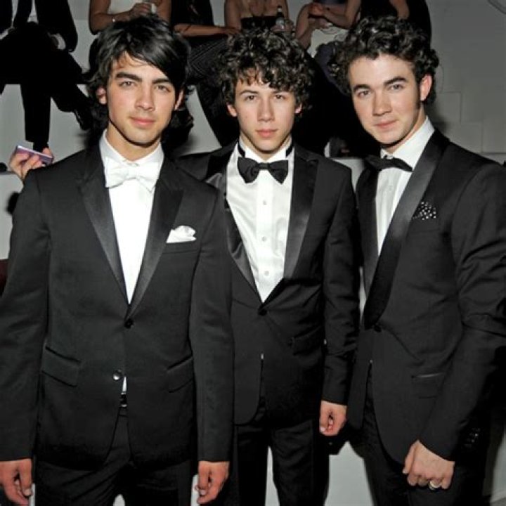 Jonas Brothers and their younger brother took a picture on Christmas recreating their childhood picture.