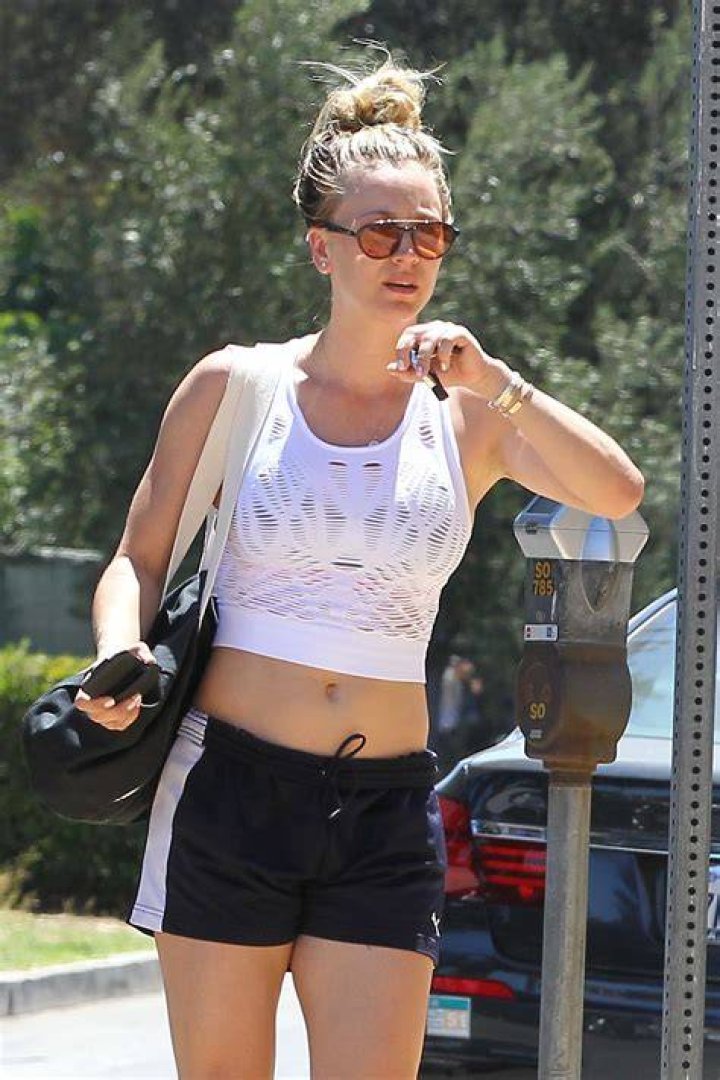 Kaley Cuoco leaving her yoga class