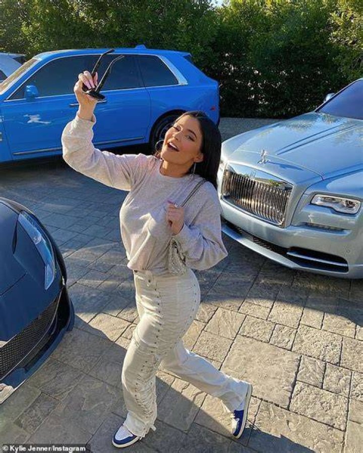 Kylie Jenner shuts down alleged feud with Selena Gomes after critics accused her of mocking Gomez’s eyebrows Kylie Jenner throws shade at Selena Gomez over her eyebrows while featuring Hailey Bieber