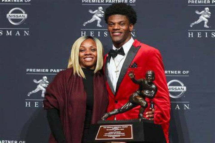 Lamar Jackson with his mother Felicia Jones in his private jet