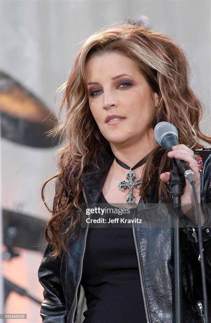 Lisa Marie Presley great performance at some live concert.