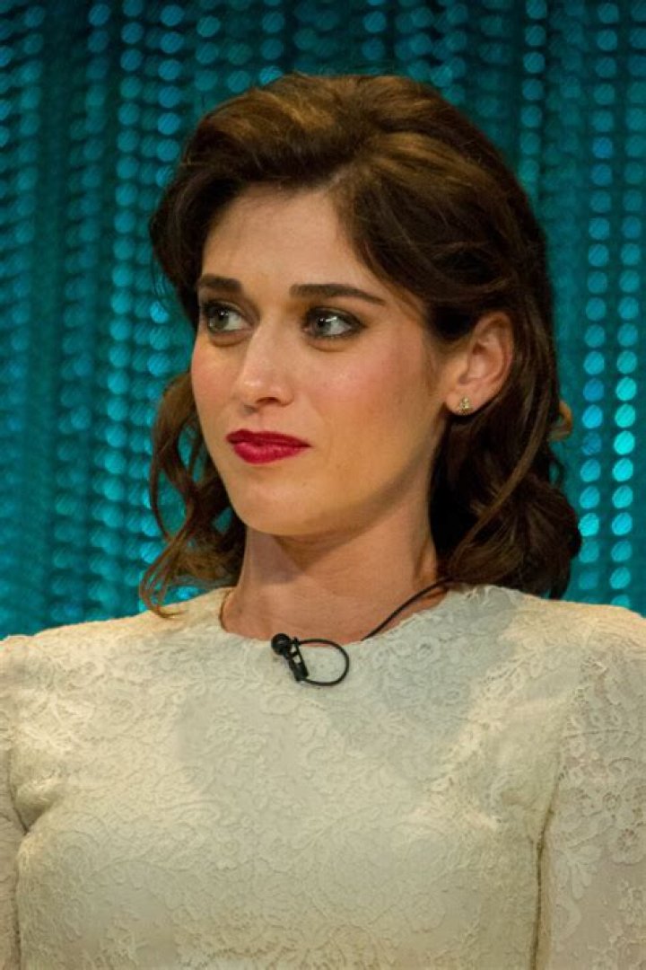 Lizzy Caplan Bio (Wiki) 