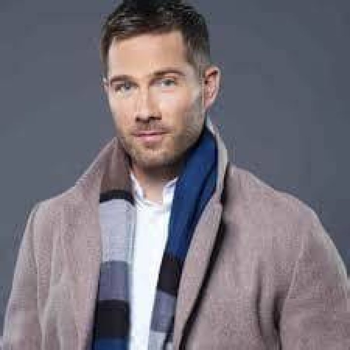 Luke MacFarlane - Age, Family, Bio