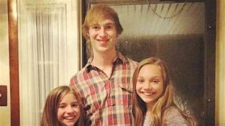 Mathew Gisoni and his sisters took a picture.