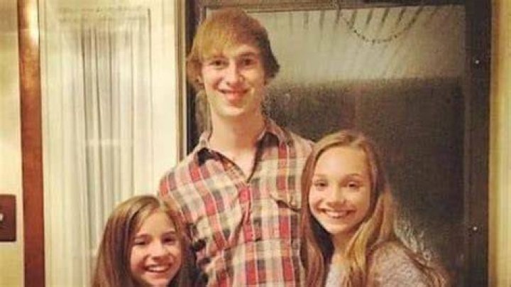 Mathew Gisoni's famous step-siblings Maddie and Mackenzie Ziegler.