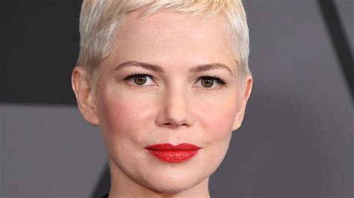 Michelle Williams hides ring, can’t hide new face