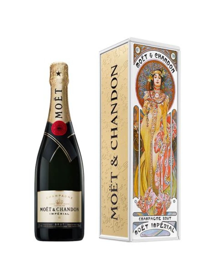 Moet & Chandon "Tiny Tennis" With Roger Federer