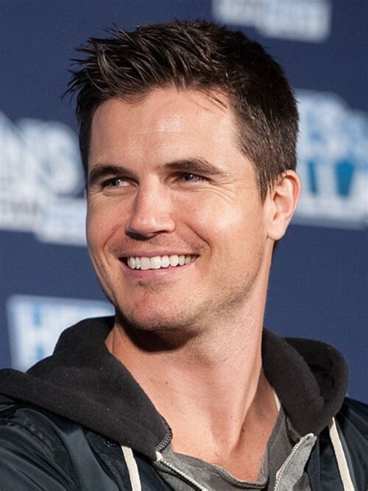 Robbie Amell Age