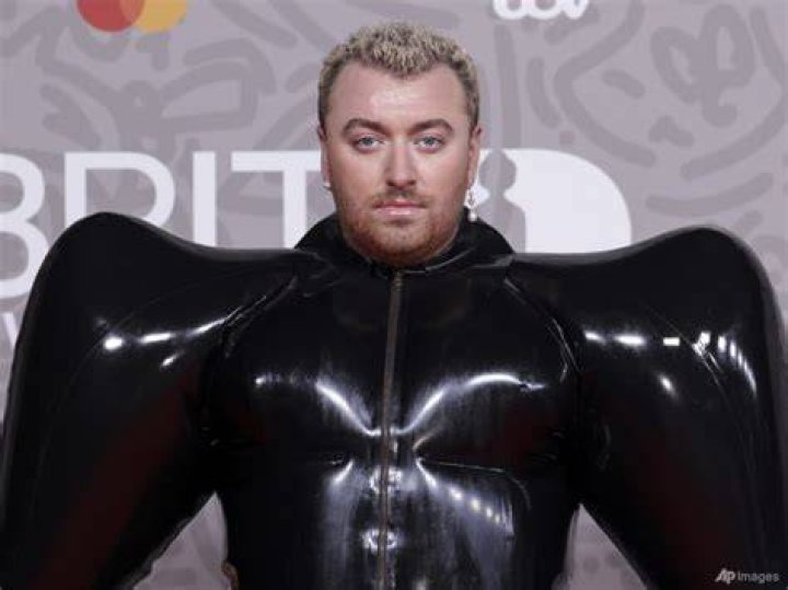 Sam Smith Goes Viral on Twitter After Controversial Fake Stage Dive Video! Sam Smith Goes Viral on Twitter After Controversial Fake Stage Dive Video!