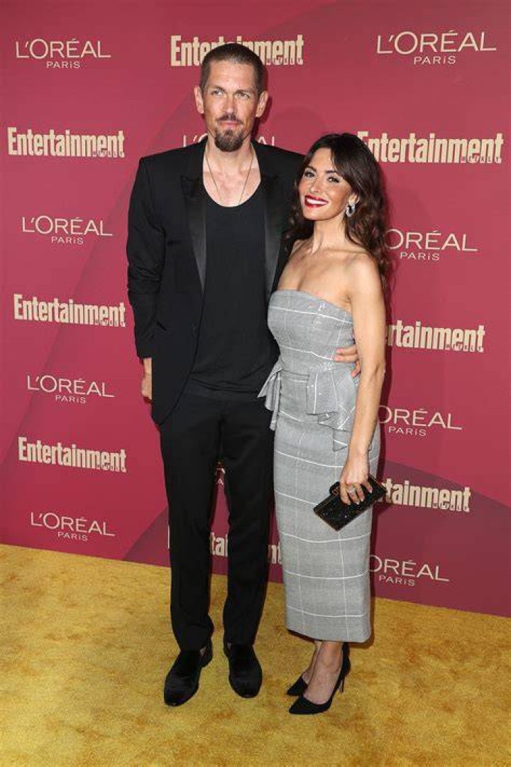Sarah Shahi took a picture after giving birth to her twins, Violet Moon Howey and Knox Blue.