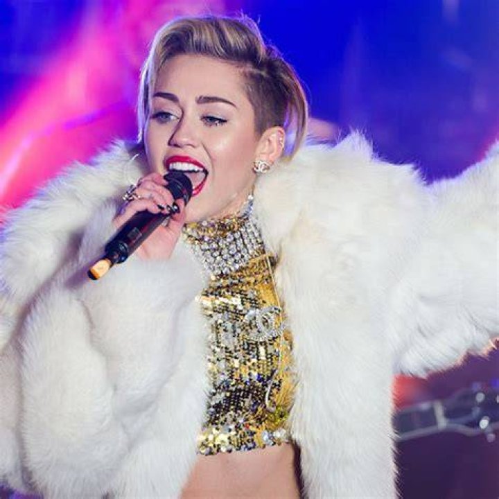 Another Split up! celebrity couple Miley Cyrus and Liam Hemsworth quit their marriage? Singer Miley Cyrus