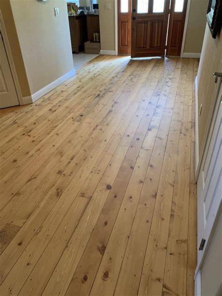 What flooring goes with knotty pine?