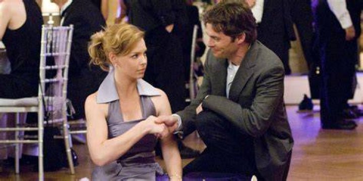 Who does Jane end up with in 27 Dresses?